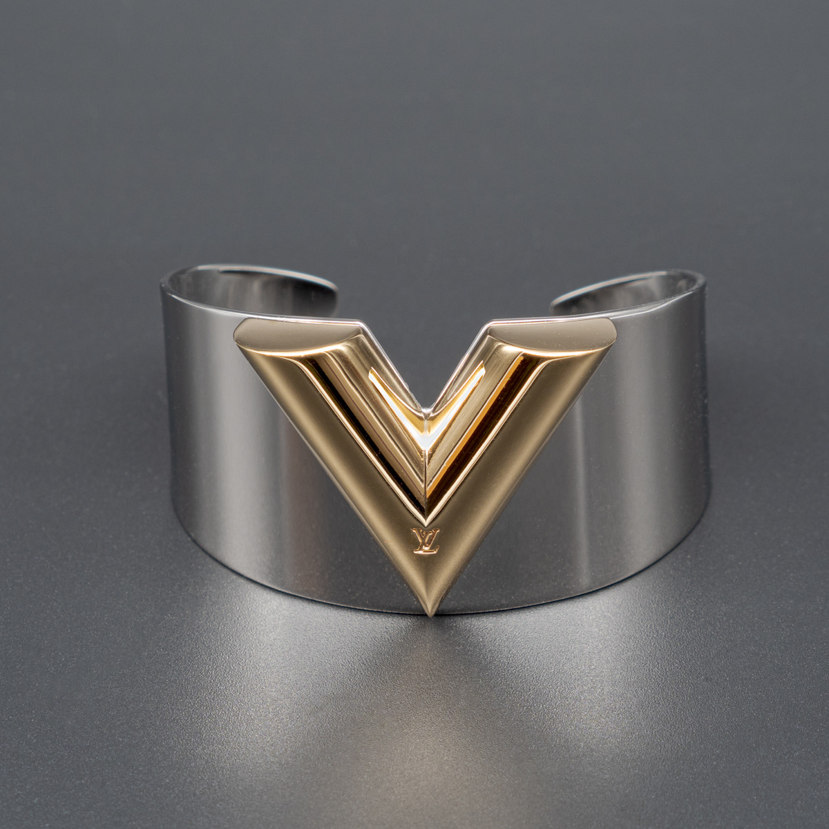 Louis vuitton on sale essential v cuff