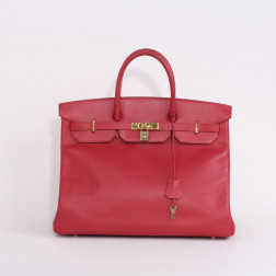 Sac Birkin 40 en cuir gréné rouge.