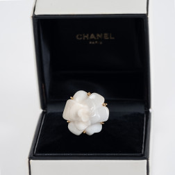 Bague Camélia grand modèle or jaune 18k et agate blanche