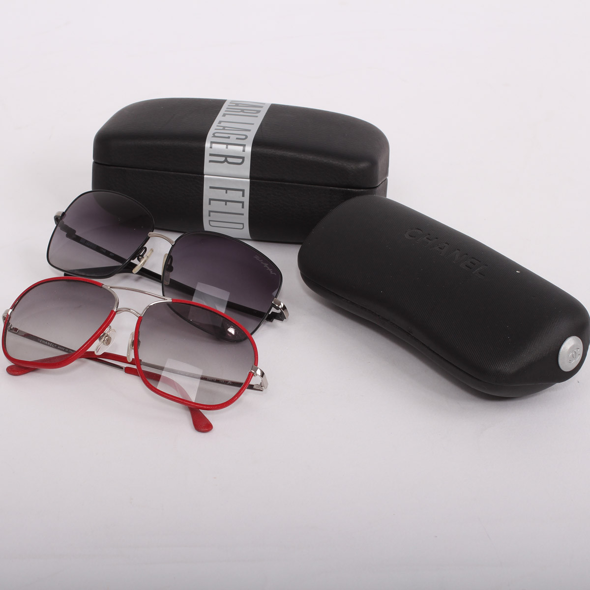 Deux paires sales de lunettes