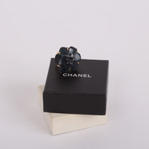 Anillo Camélia Grand Modèle Edición limitada de ónix azul y oro amarillo 18 k. - Imagen 3