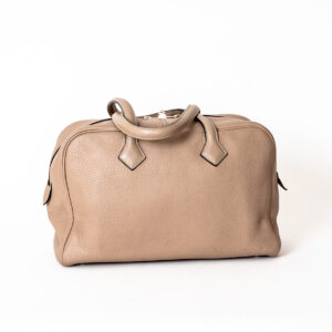 Bolso Victoria de cuero Togo gris tourterelle - Imagen 3
