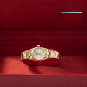 Montre Rolex pour dame Oyster Perpetual en or jaune 18k lunette crenelée – Image 4