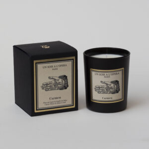 Bougie parfumée CARMEN - Feuilles de Tabac et fleur de Cassie d'après l'Opéra de Bizet. (Vendu par lot de 2 bougies) – Image 1