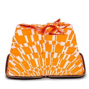 Sac pliable SilkyPop en soie imprimée orange et cuir marron – Image 2