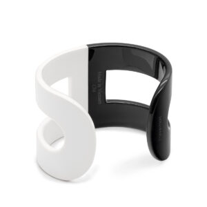 Bracelet ouvert en résine bicolore noire et blanche – Image 3
