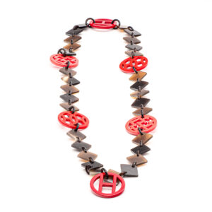 Collier en corne et laque sculptée – Image 1