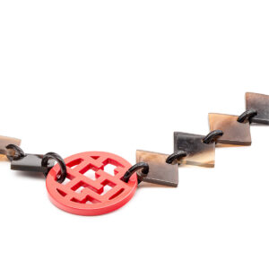 Collier en corne et laque sculptée – Image 2