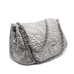 Sac Besace Chanel en simili-cuir gris argenté brodé de Camélias-0