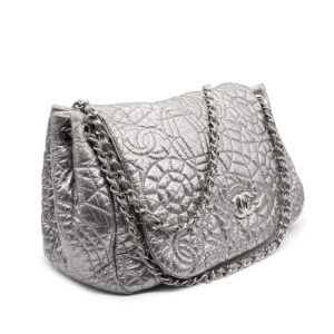 Sac Besace Chanel en simili-cuir gris argenté brodé de Camélias-0