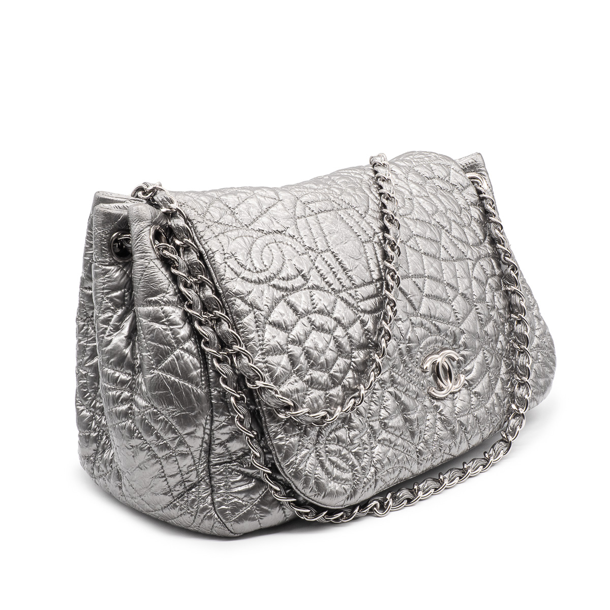Sac Besace Chanel en simili-cuir gris argenté brodé de Camélias-0
