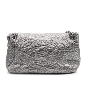 Sac Besace Chanel en simili-cuir gris argenté brodé de Camélias-21217