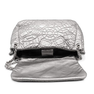 Sac Besace Chanel en simili-cuir gris argenté brodé de Camélias-21218