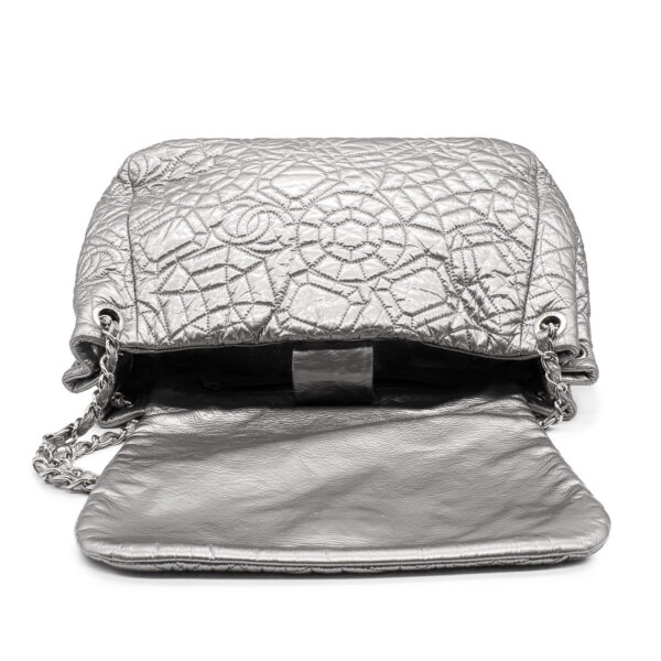 Sac Besace Chanel en simili-cuir gris argenté brodé de Camélias-21218