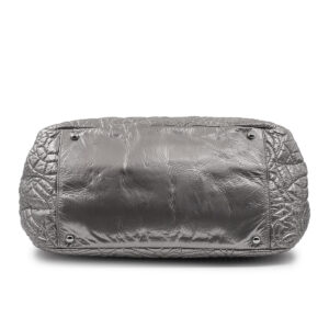 Sac Besace Chanel en simili-cuir gris argenté brodé de Camélias-21216