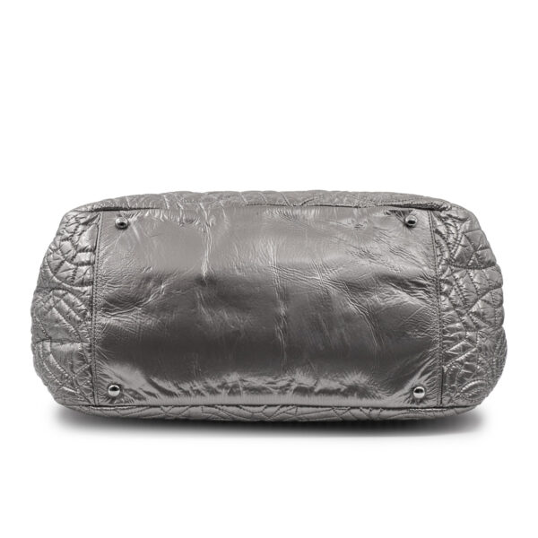 Sac Besace Chanel en simili-cuir gris argenté brodé de Camélias-21216
