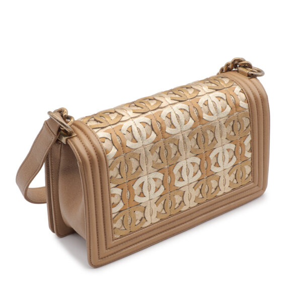 Sac Chanel Boy Edition limitée Dubaï Médium en cuir beige et doré-21350